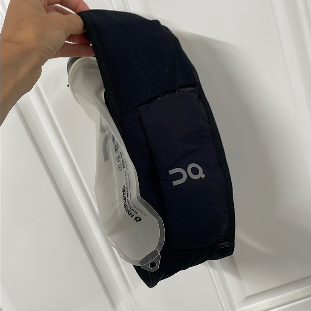 ON Running Black Hydration Belt